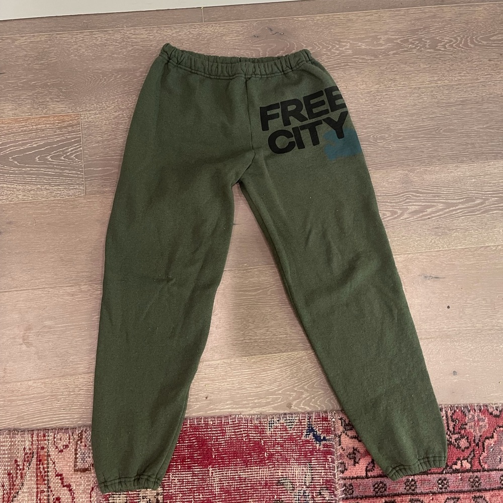 FREE CITY SWEATS